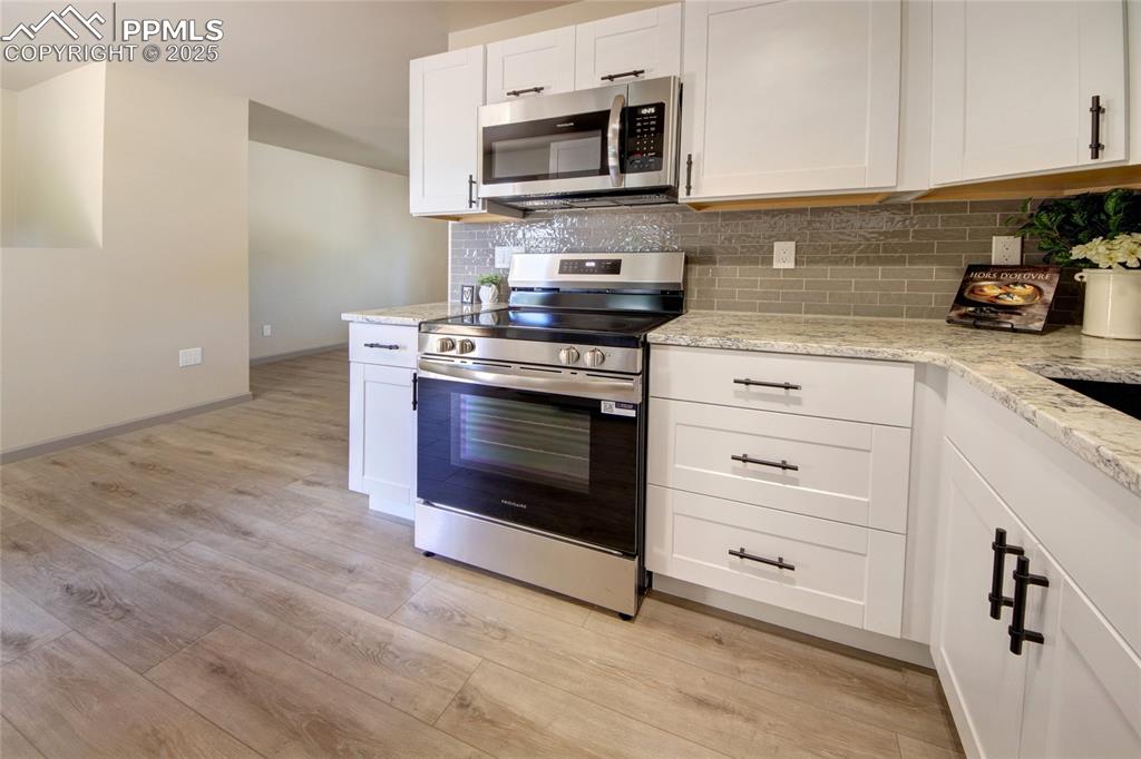 Image 10 of 49: Kitchen