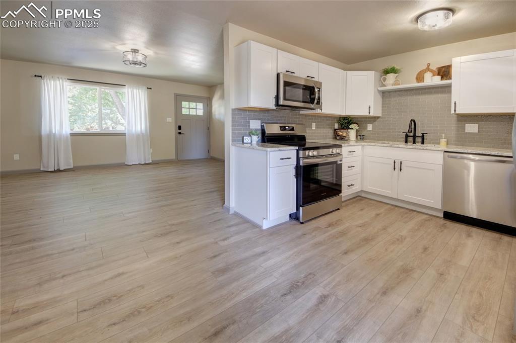 Image 13 of 49: Kitchen