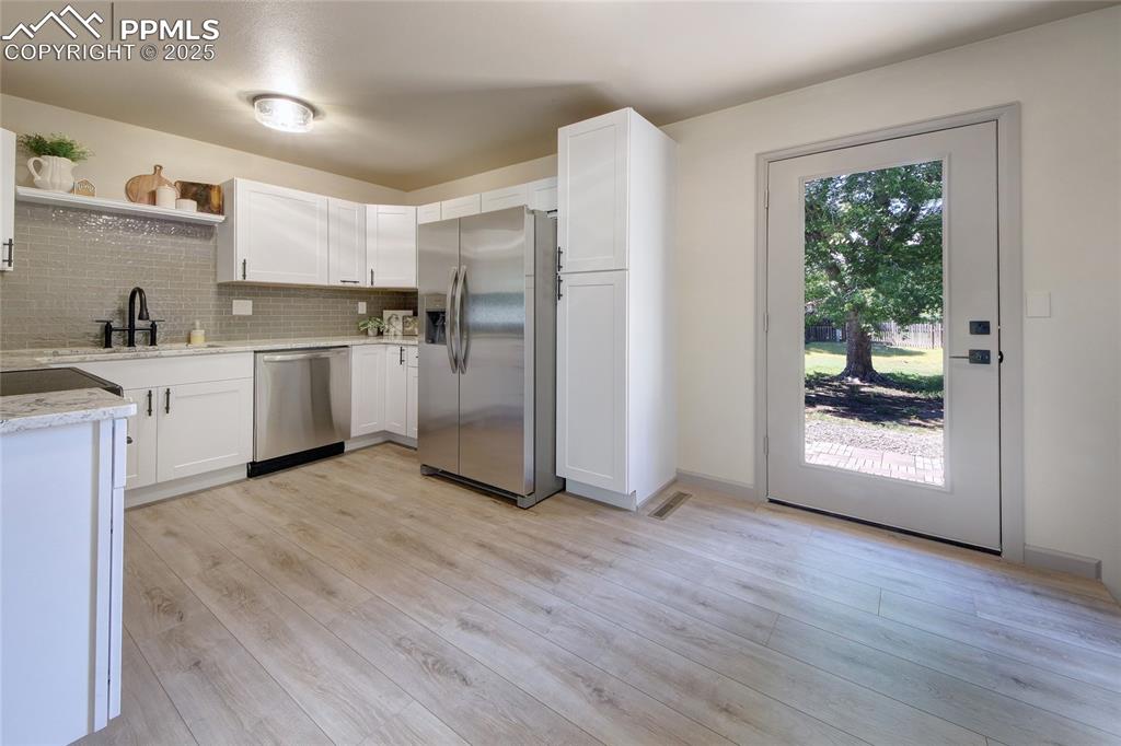 Image 14 of 49: Kitchen