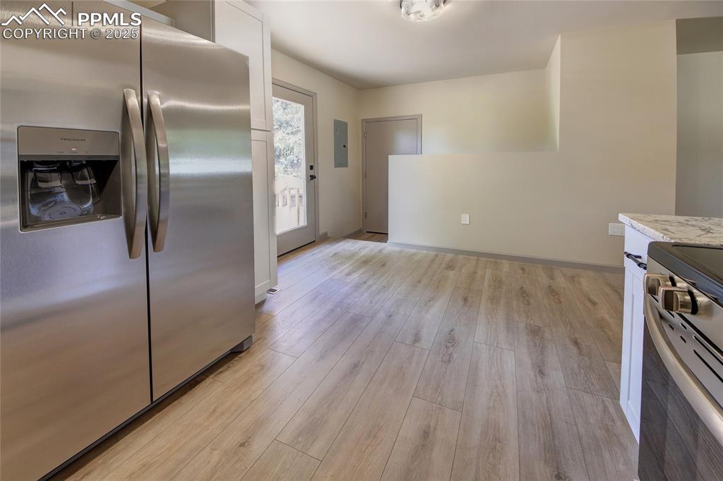 Image 15 of 49: Kitchen