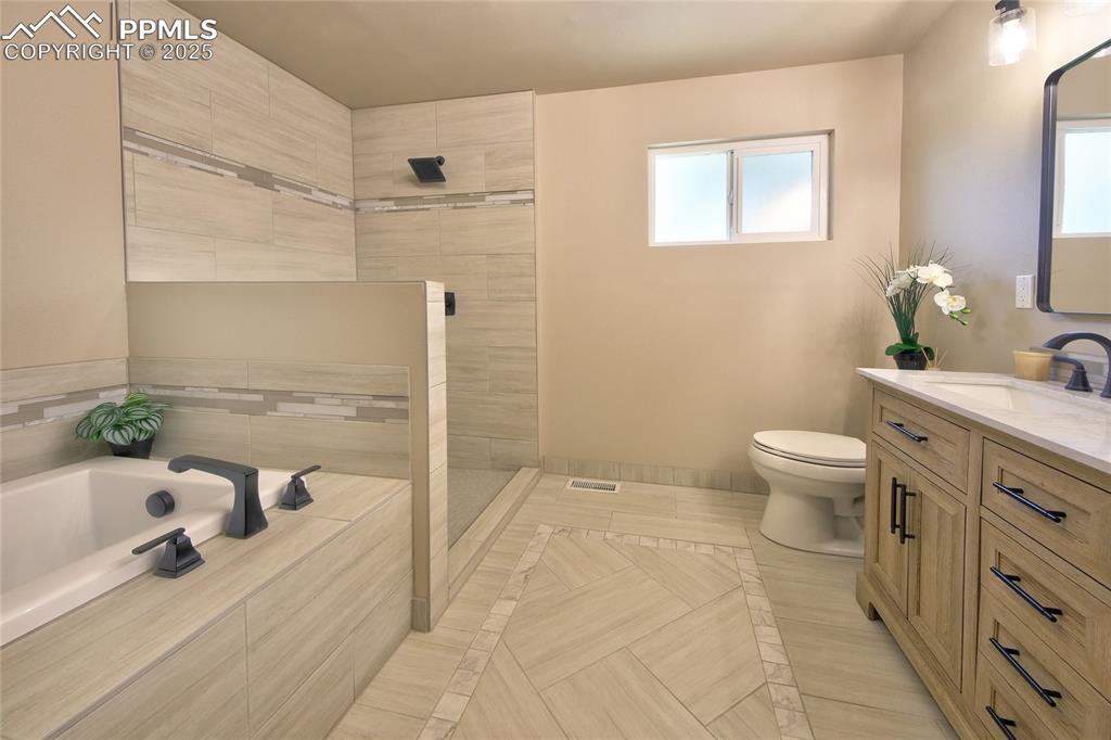 Image 21 of 49: Designer 5 piece bath