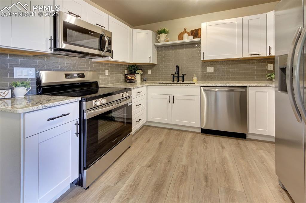 Image 8 of 49: Kitchen