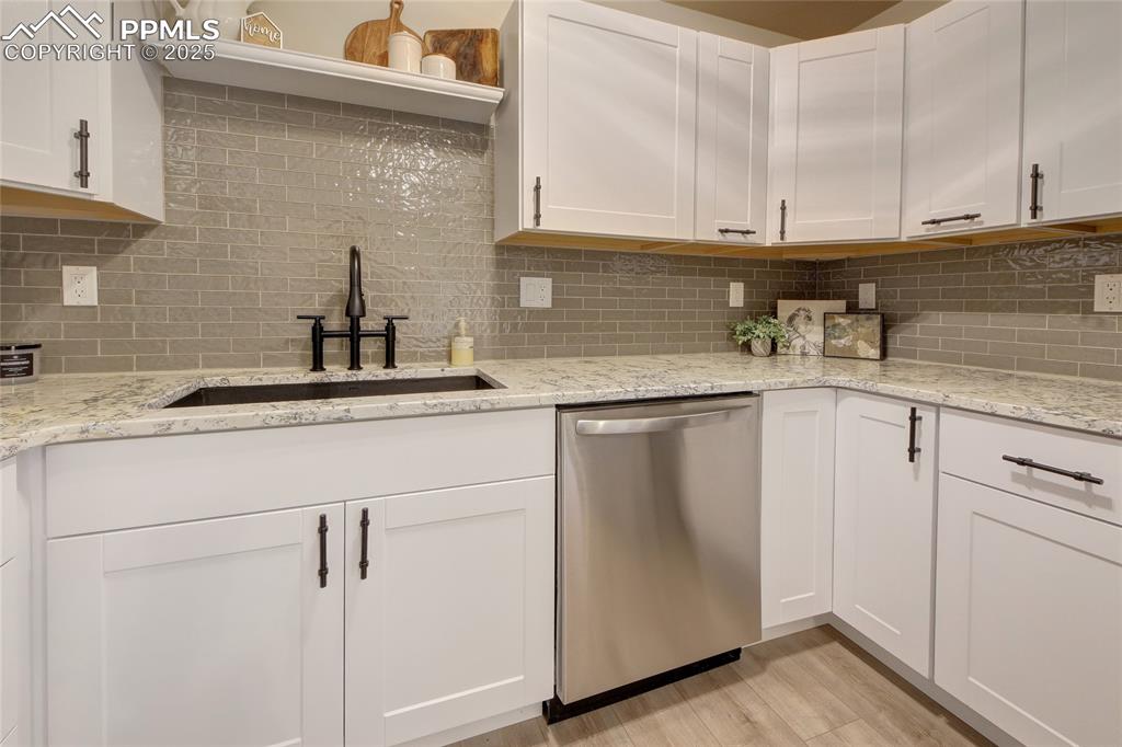 Image 9 of 49: Kitchen