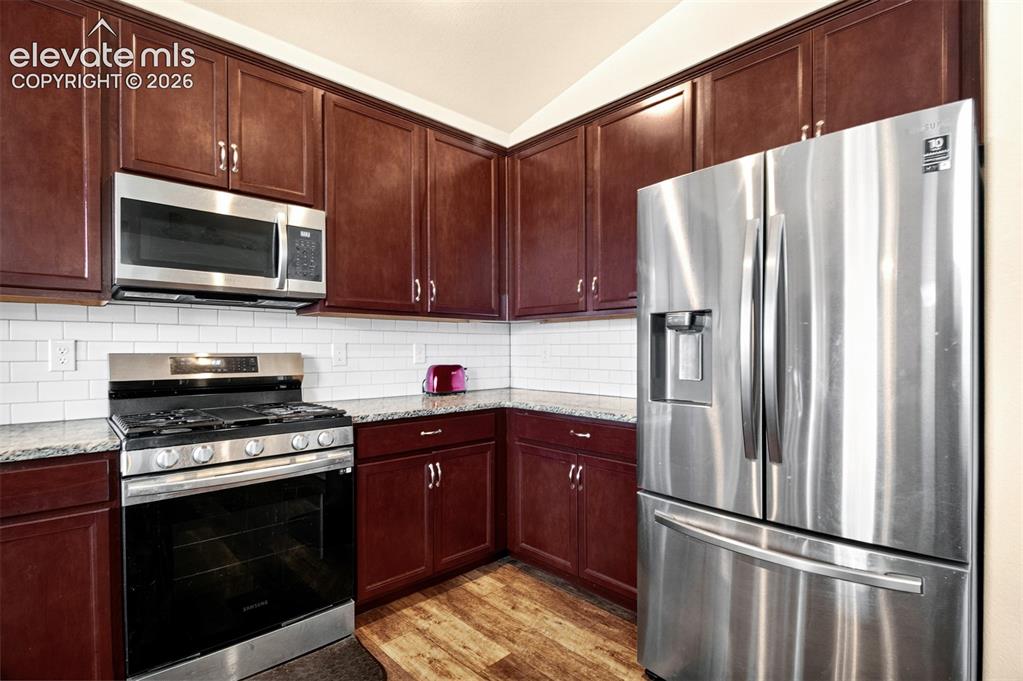 Image 15 of 49: Kitchen