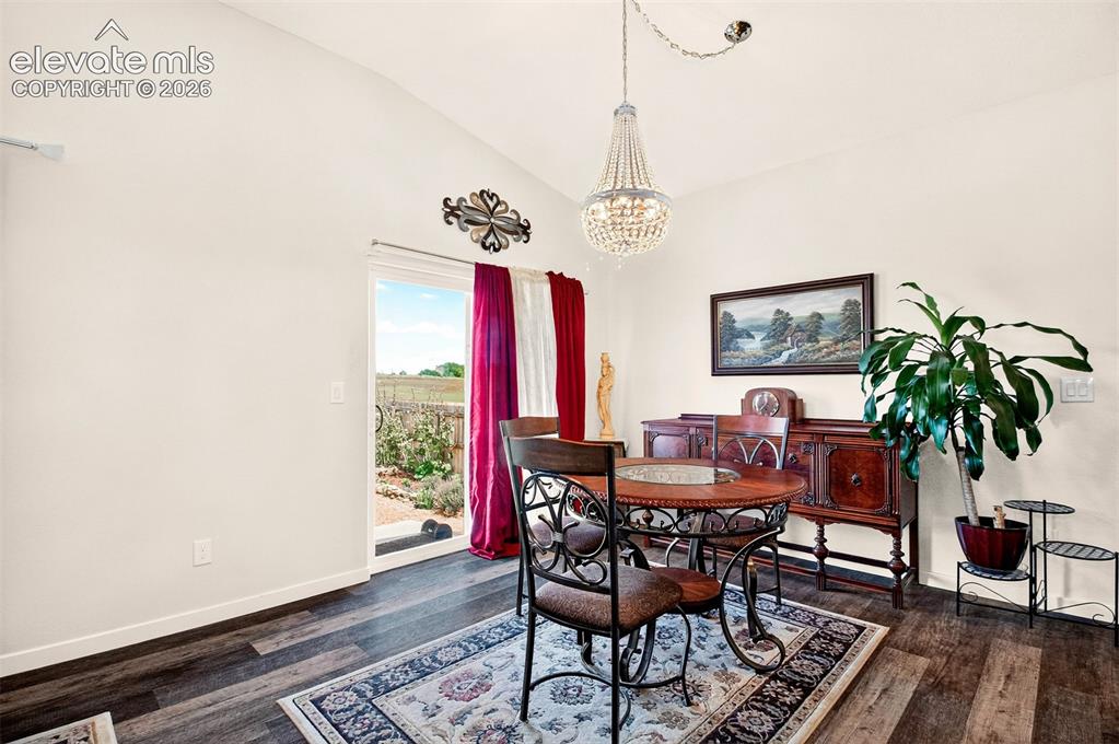 Image 16 of 49: Dining Area
