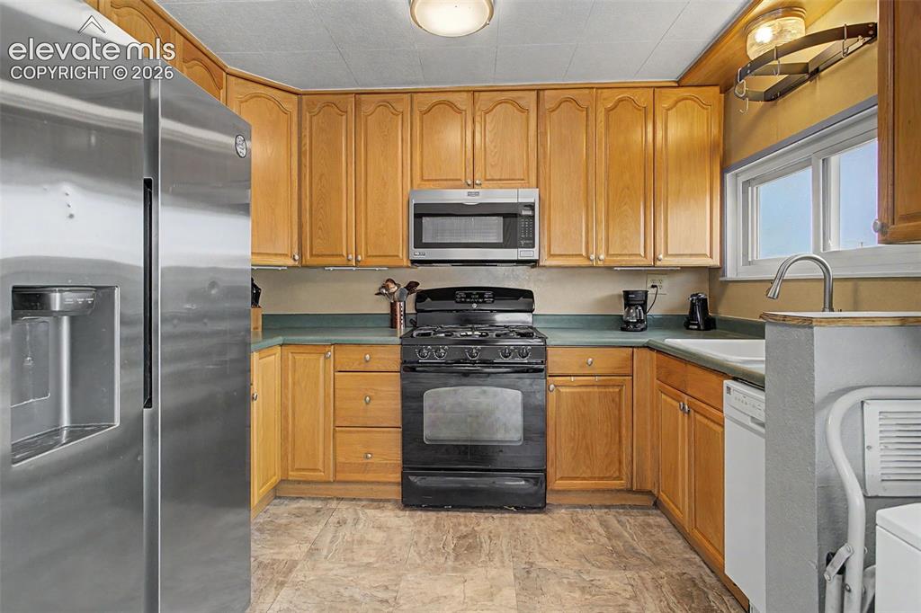Image 11 of 39: Kitchen