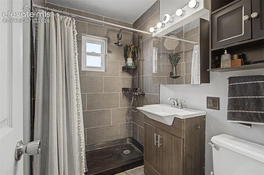 Image 31 of 39: Bathroom