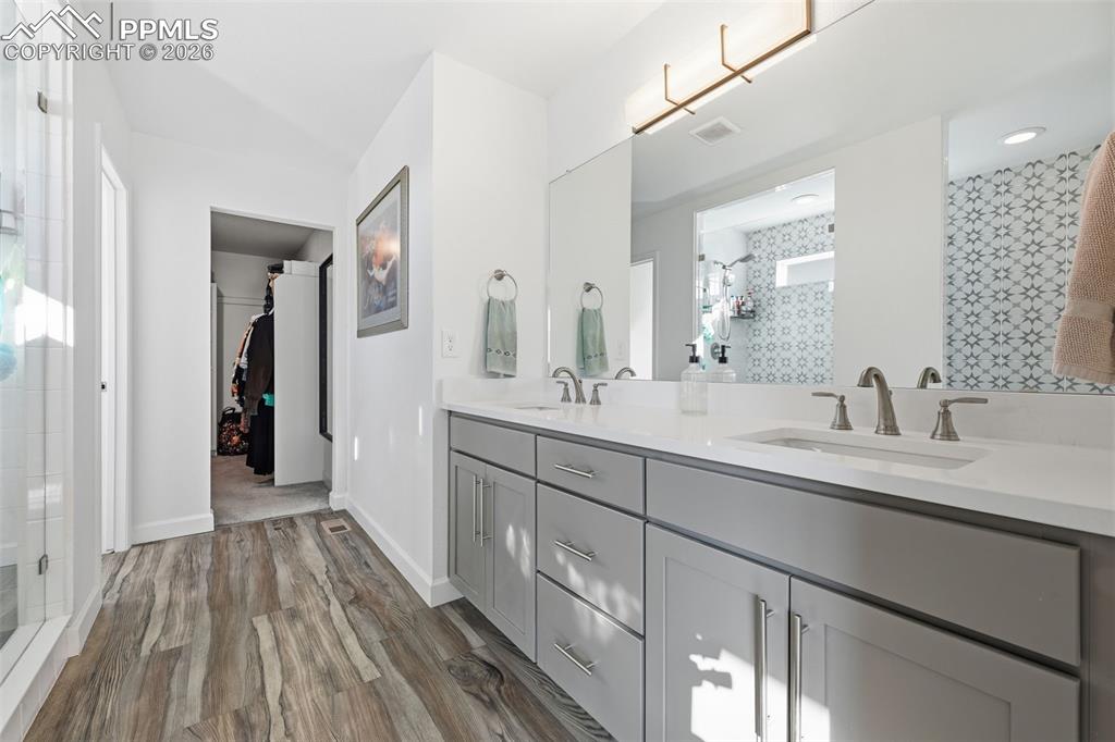 Image 23 of 44: Bathroom