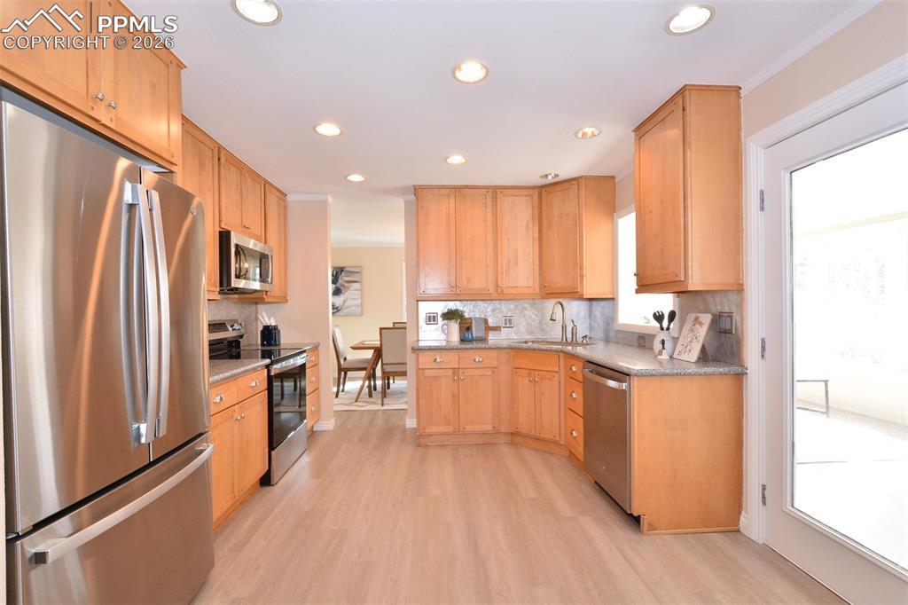 Image 13 of 50: Kitchen