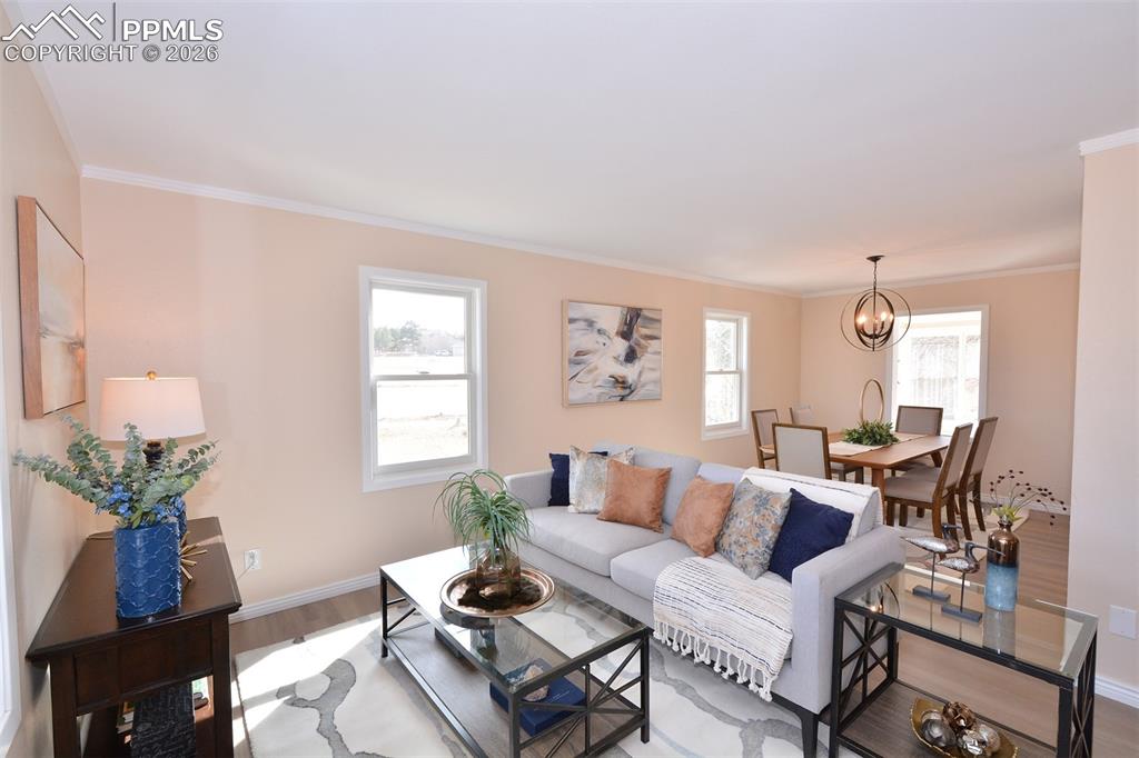 Image 7 of 50: Living Room