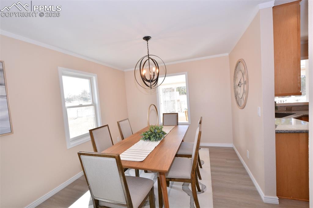 Image 8 of 50: Dining Area