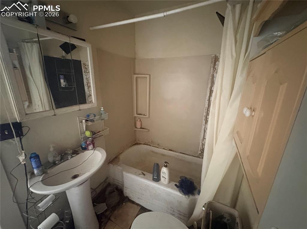 Image 7 of 15: Bathroom