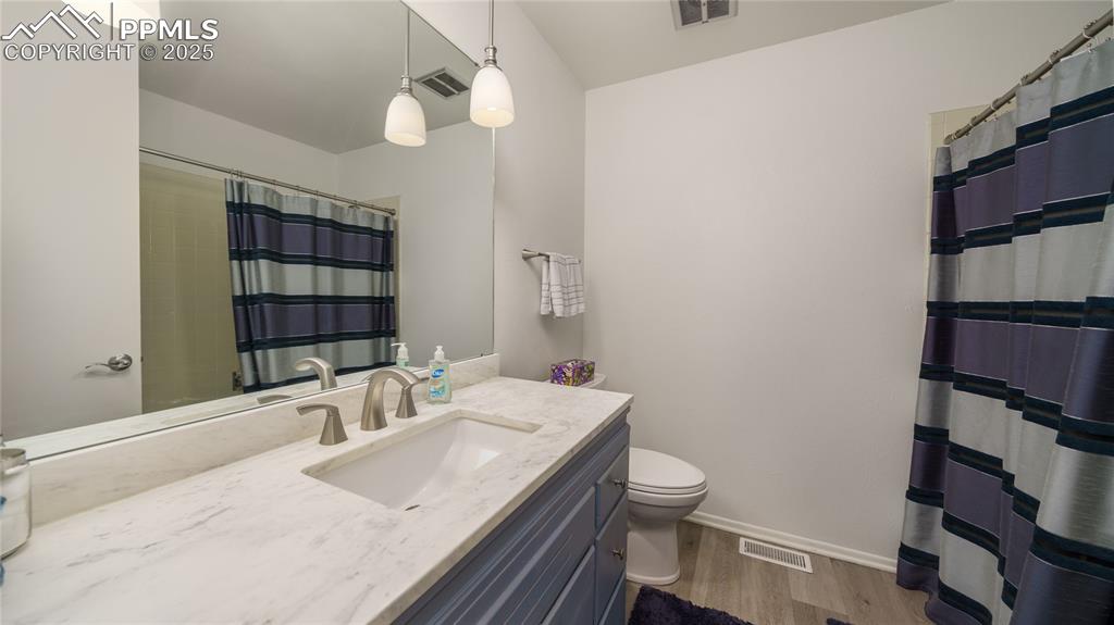 Image 13 of 33: Bathroom