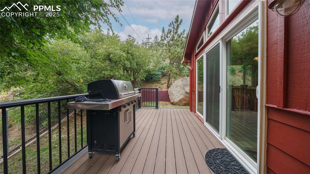 Image 20 of 33: Deck