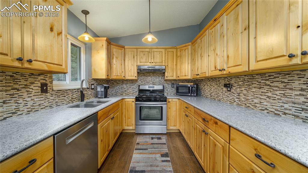 Image 8 of 33: Kitchen