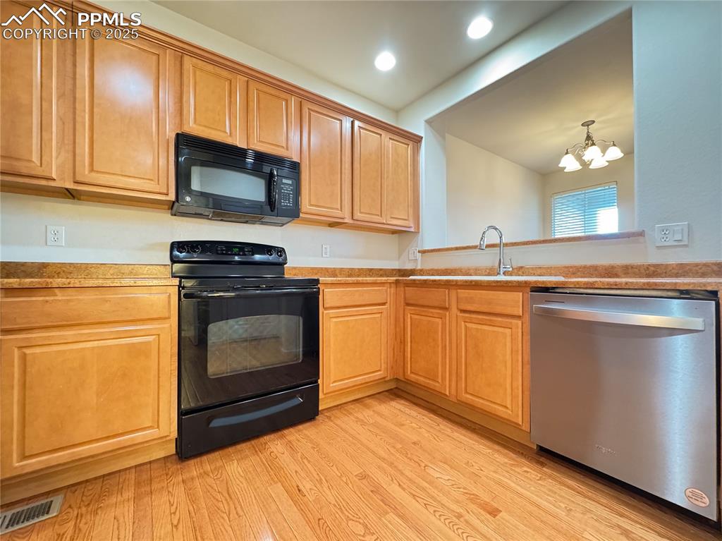 Image 13 of 40: Kitchen