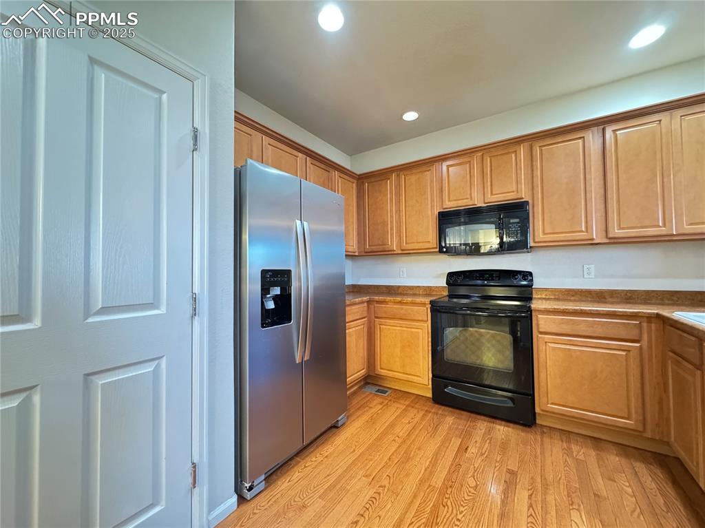 Image 14 of 40: Kitchen