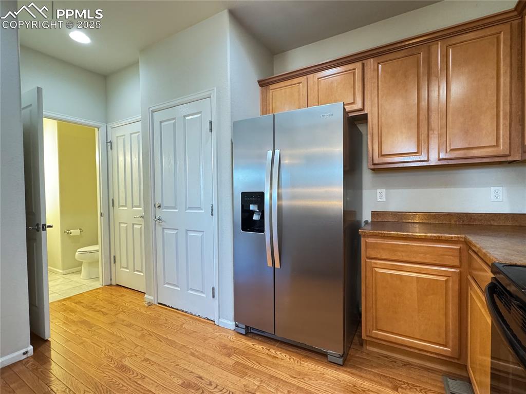 Image 15 of 40: Kitchen