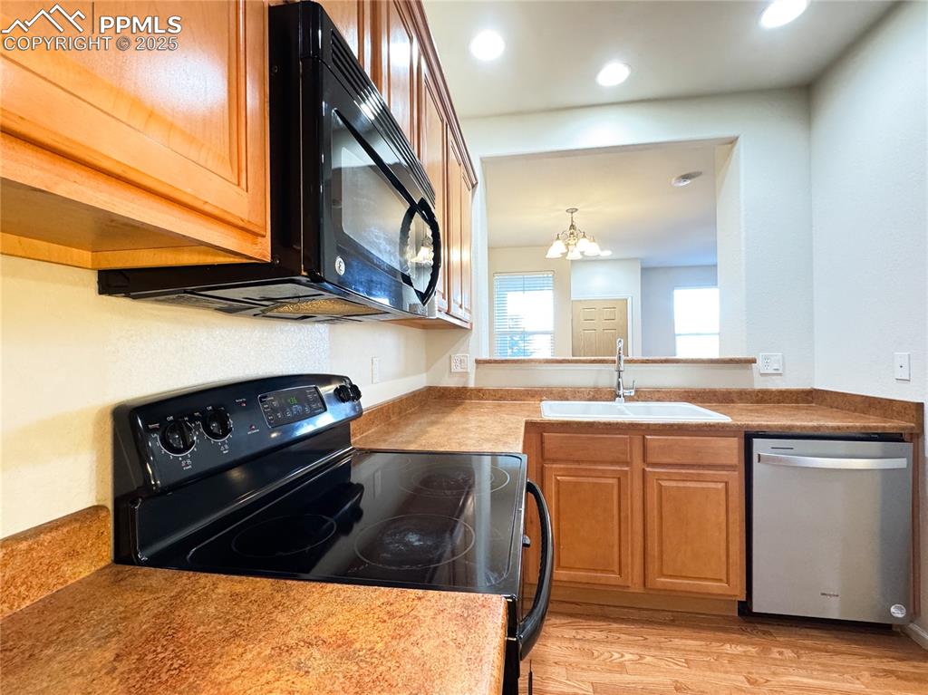 Image 16 of 40: Kitchen