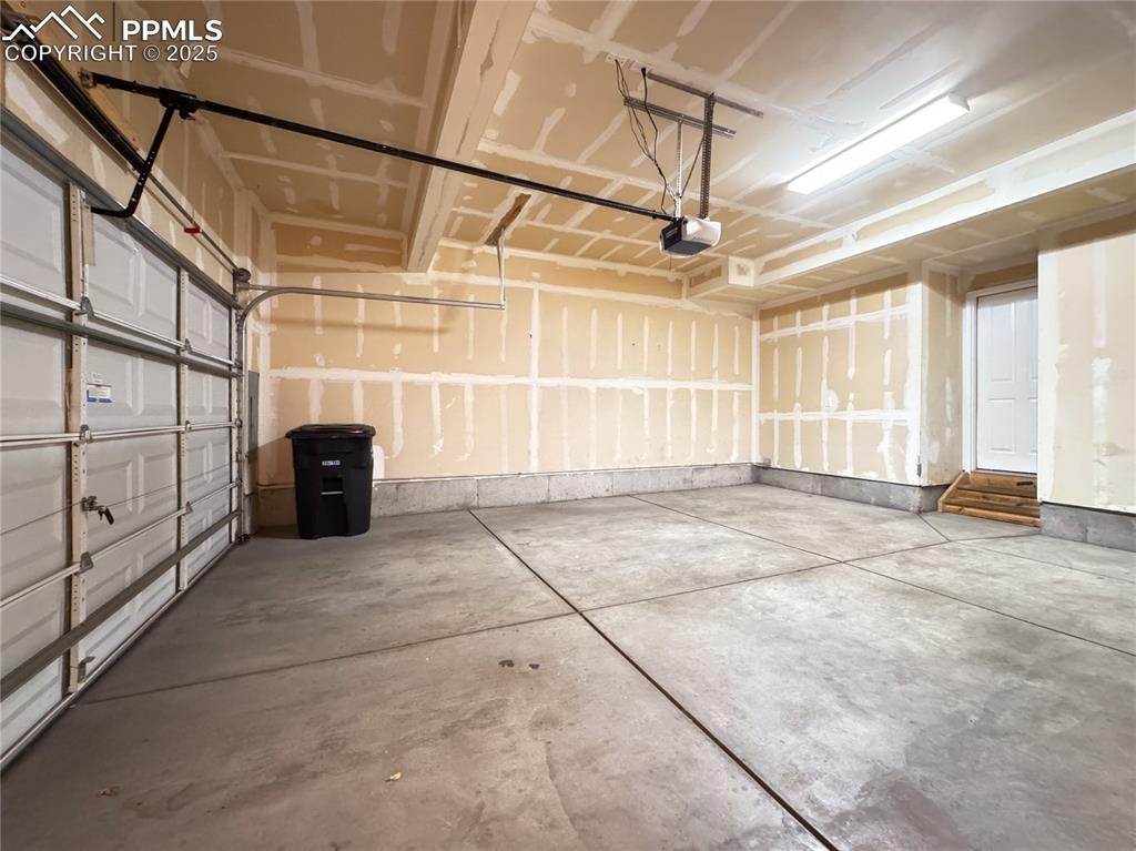 Image 20 of 40: Garage