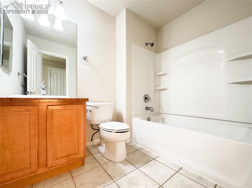 Image 32 of 40: Bathroom