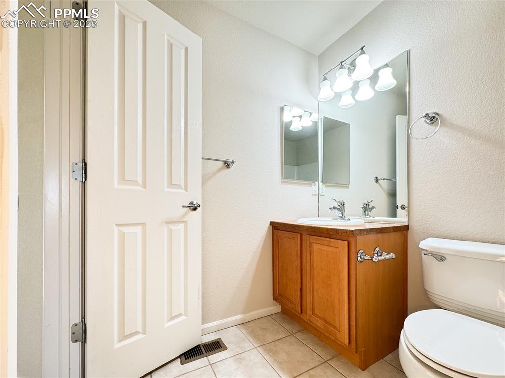 Image 33 of 40: Bathroom