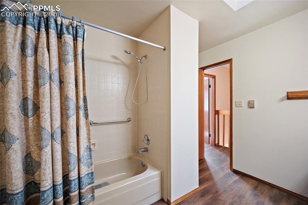 Image 21 of 48: Bathroom