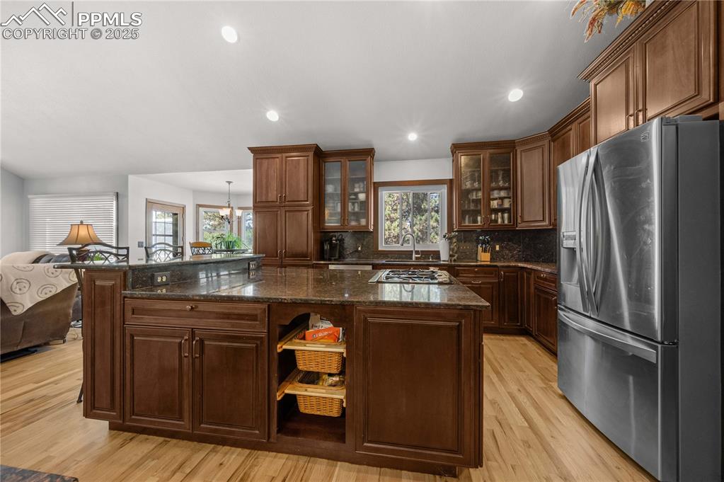 Image 5 of 33: Kitchen