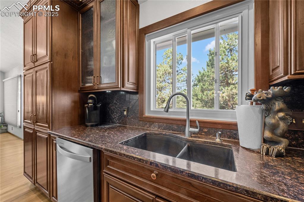 Image 7 of 33: Kitchen