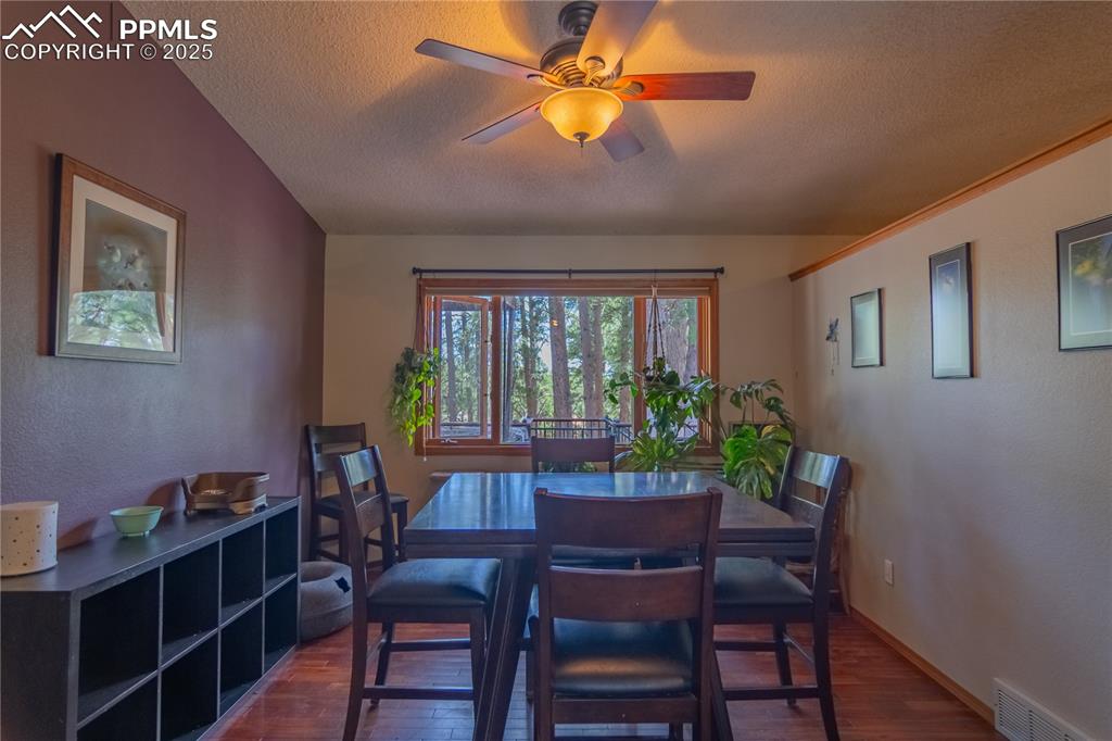 Image 16 of 47: Dining Area