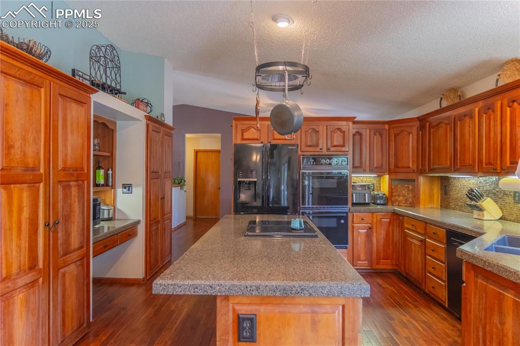 Image 20 of 47: Kitchen