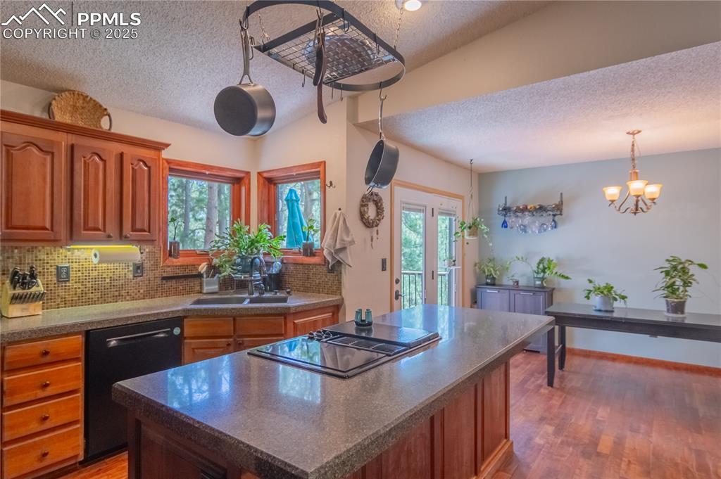 Image 22 of 47: Kitchen