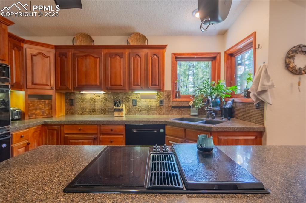 Image 28 of 47: Kitchen