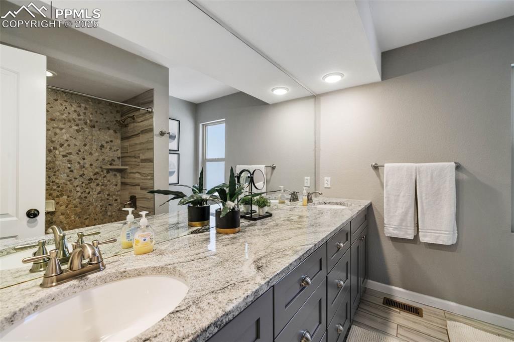 Image 22 of 40: Bathroom