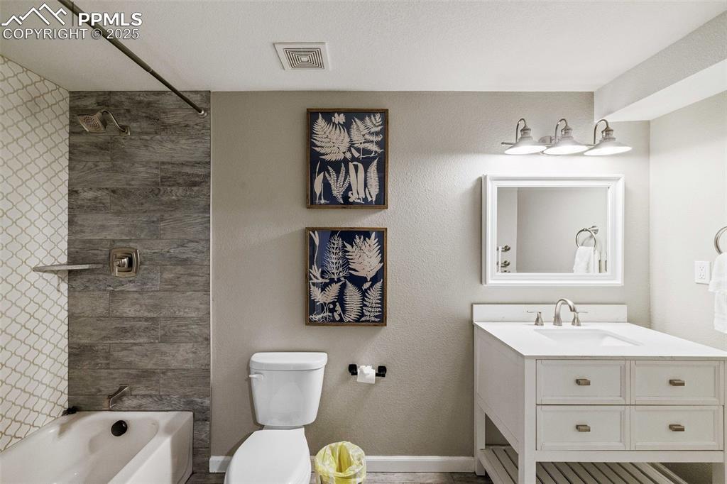 Image 26 of 40: Bathroom