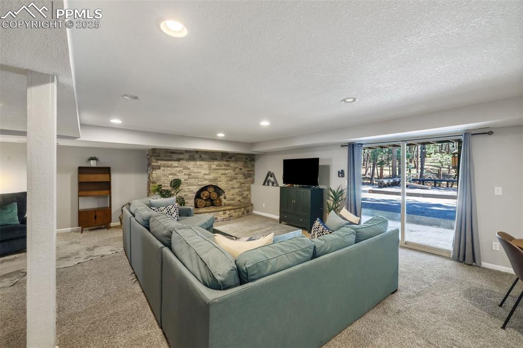 Image 27 of 40: Living Room