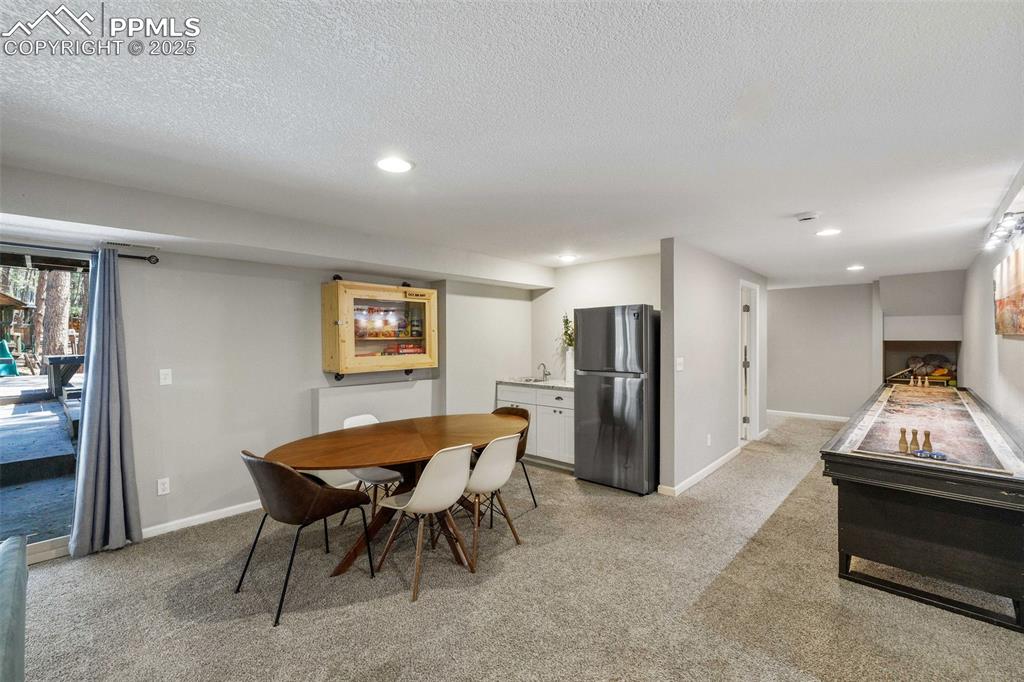 Image 28 of 40: Dining Area