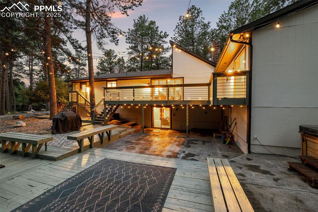 Image 36 of 40: Deck