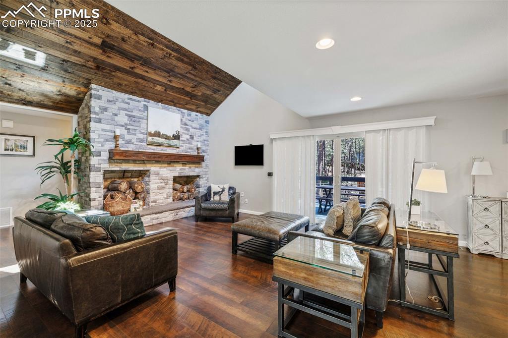 Image 5 of 40: Living Room