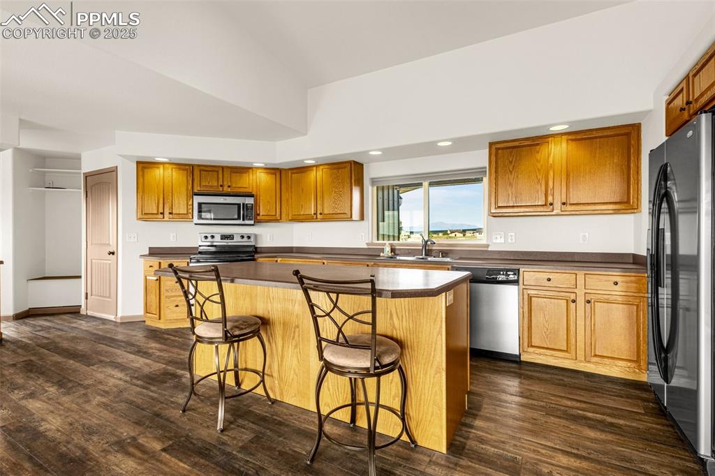 Image 10 of 50: Kitchen