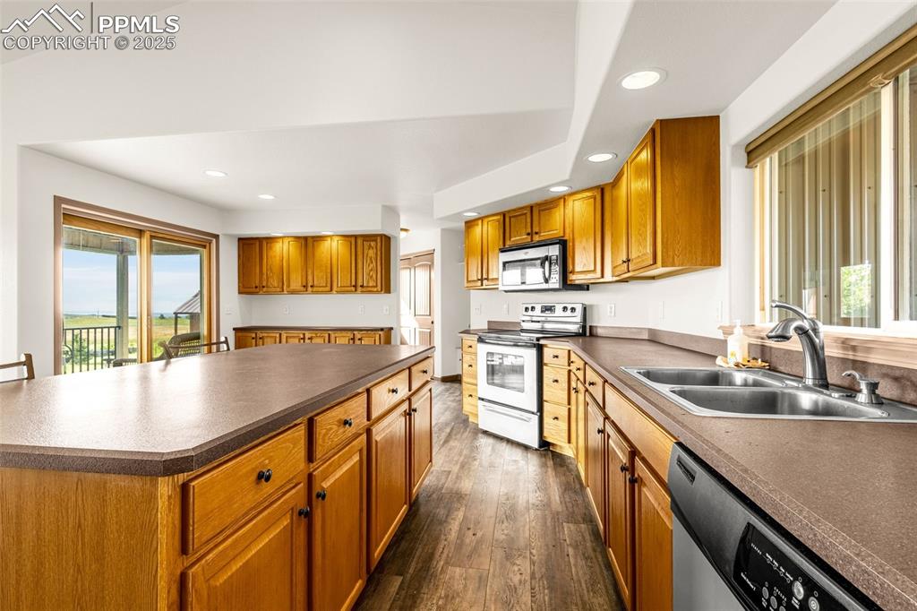Image 11 of 50: Kitchen
