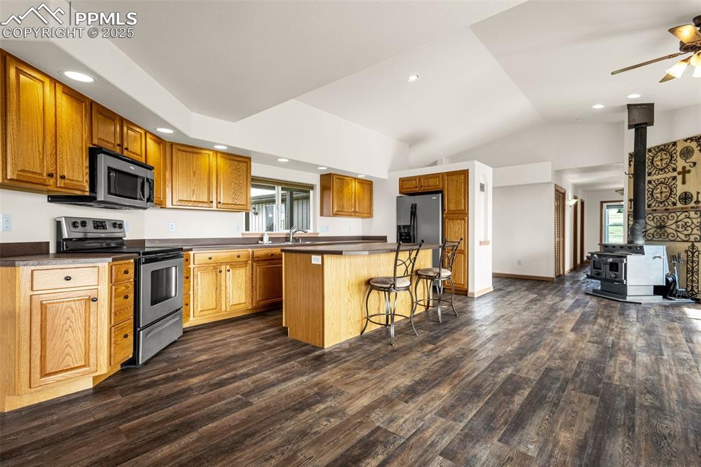 Image 12 of 50: Kitchen
