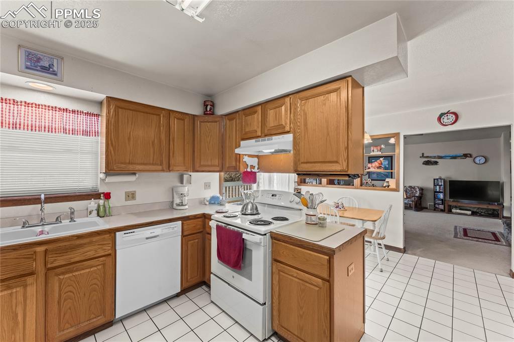 Image 10 of 50: Kitchen