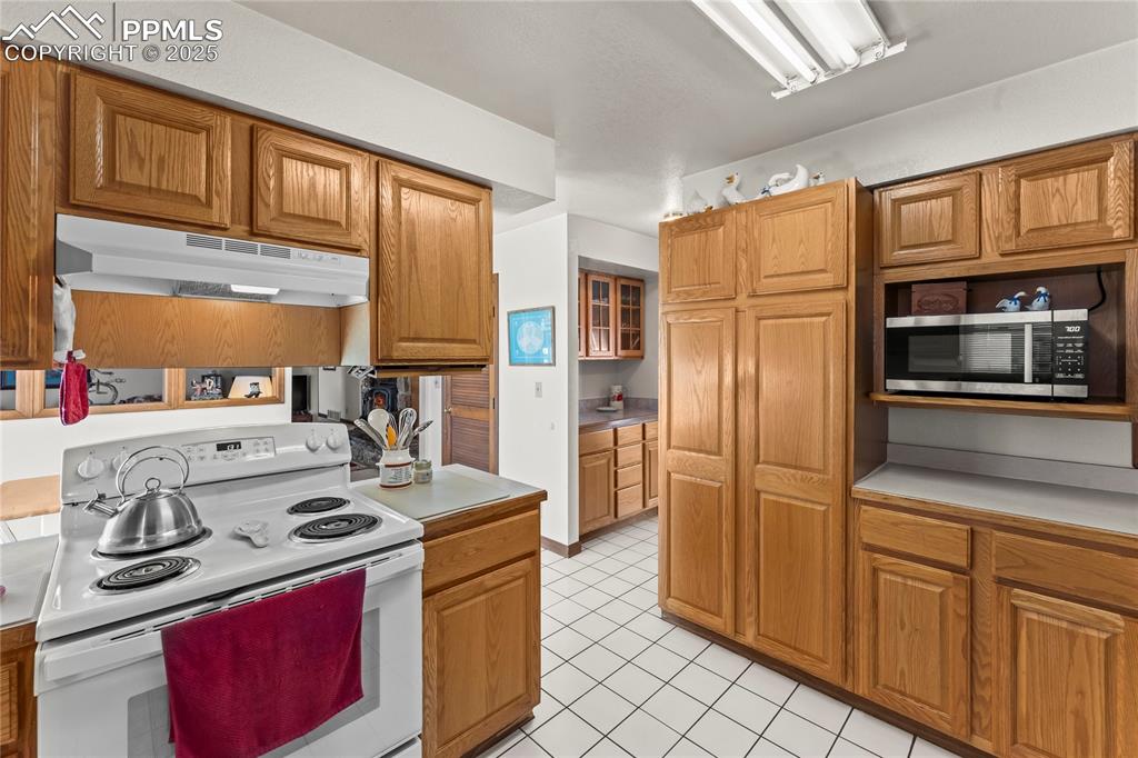 Image 12 of 50: Kitchen