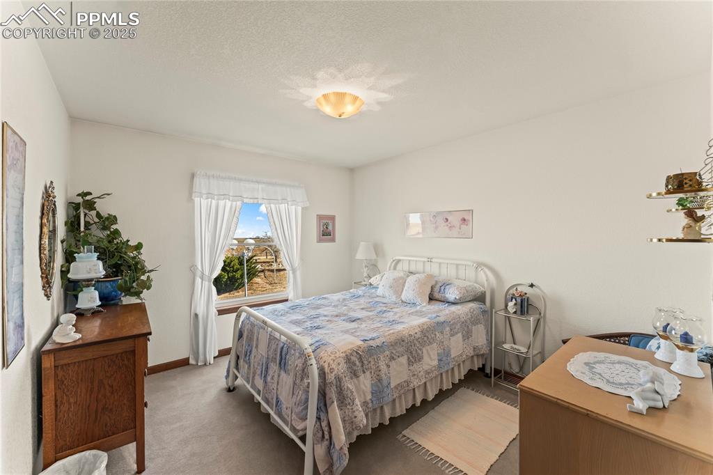 Image 23 of 50: Bedroom