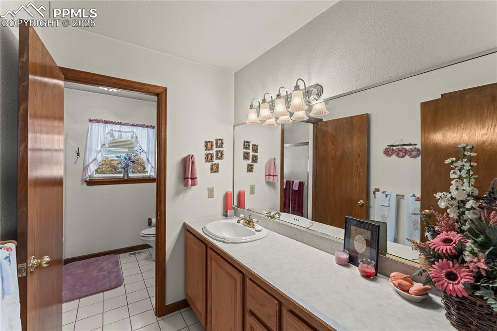 Image 25 of 50: Bathroom