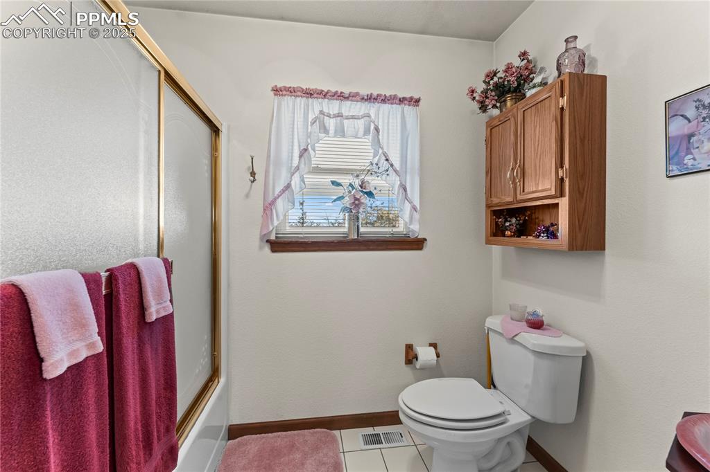 Image 26 of 50: Bathroom