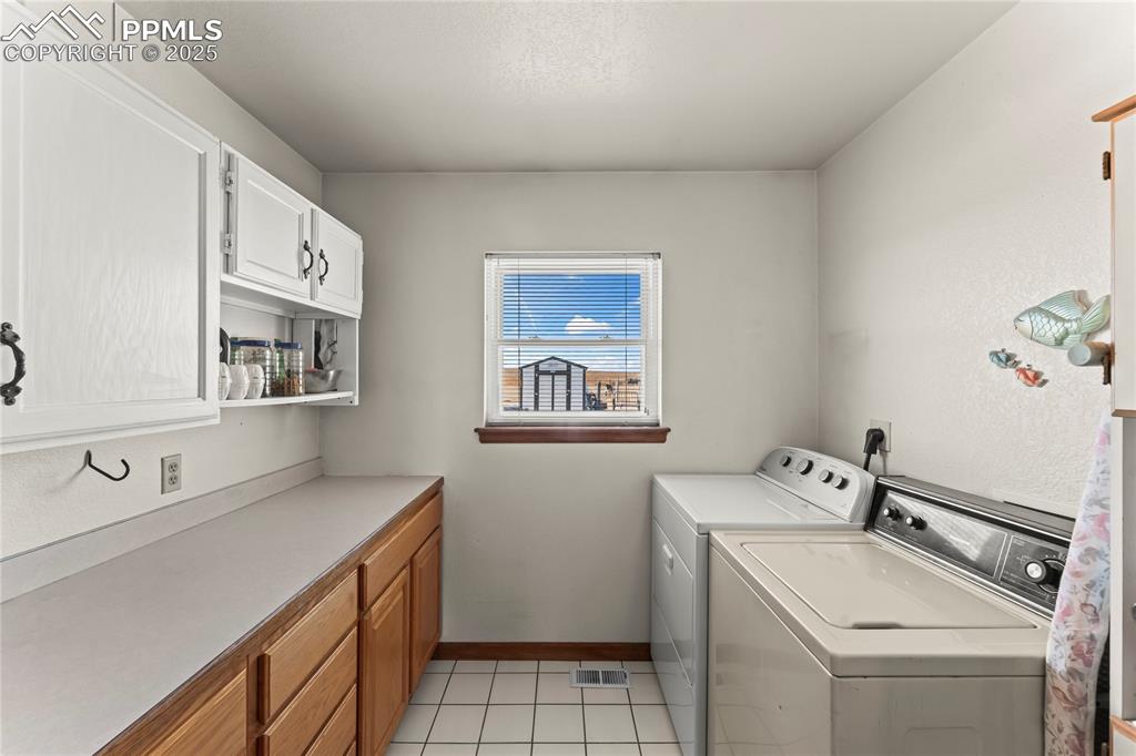 Image 30 of 50: Laundry