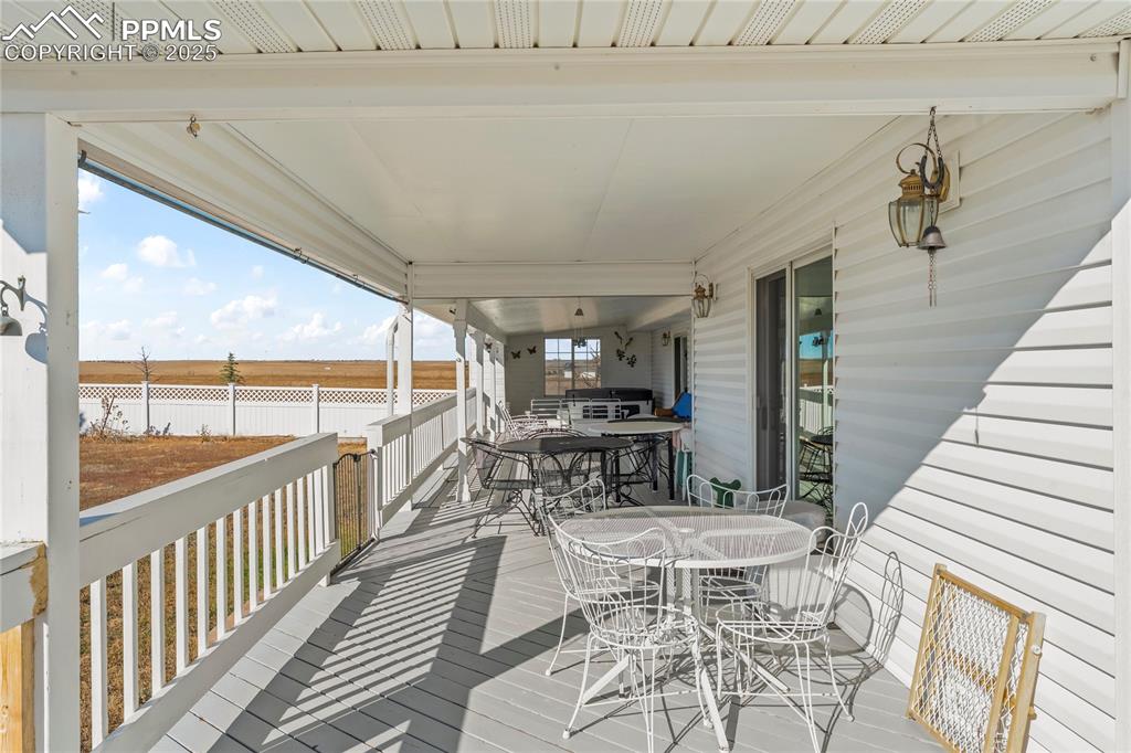 Image 31 of 50: Deck