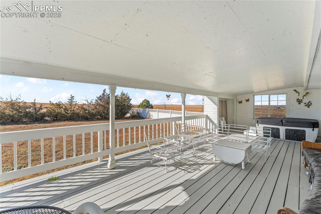 Image 33 of 50: Deck